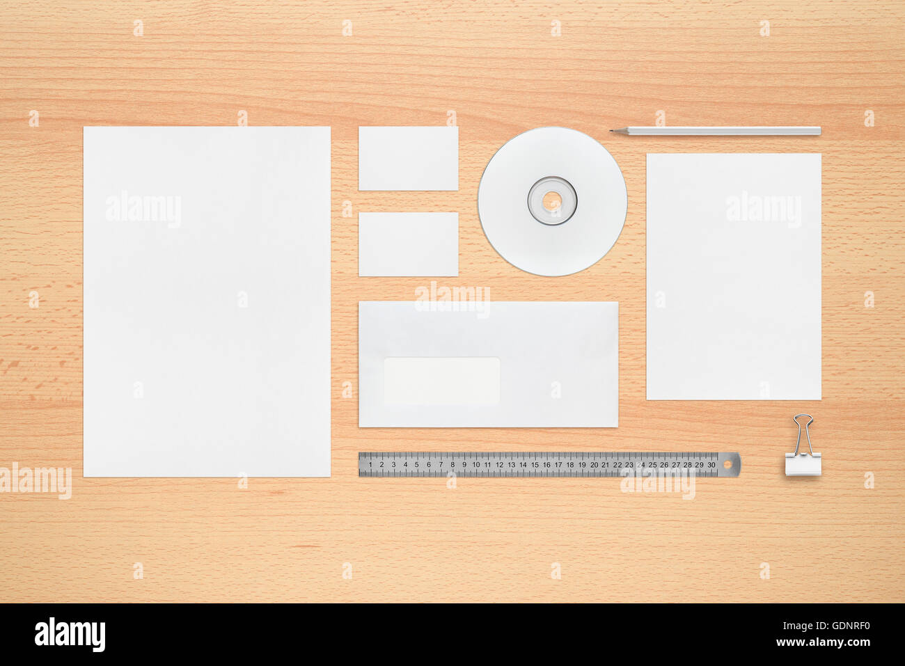 Modello per la corporate identity - carta intestata, biglietti da visita, Busta, matita, cd o dvd, legante clip, righello. Foto Stock