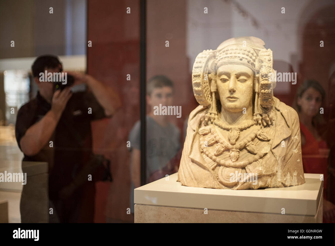 I visitatori scattano foto alla Signora di Elche al Museo Archeologico Nazionale Di Madrid Foto Stock