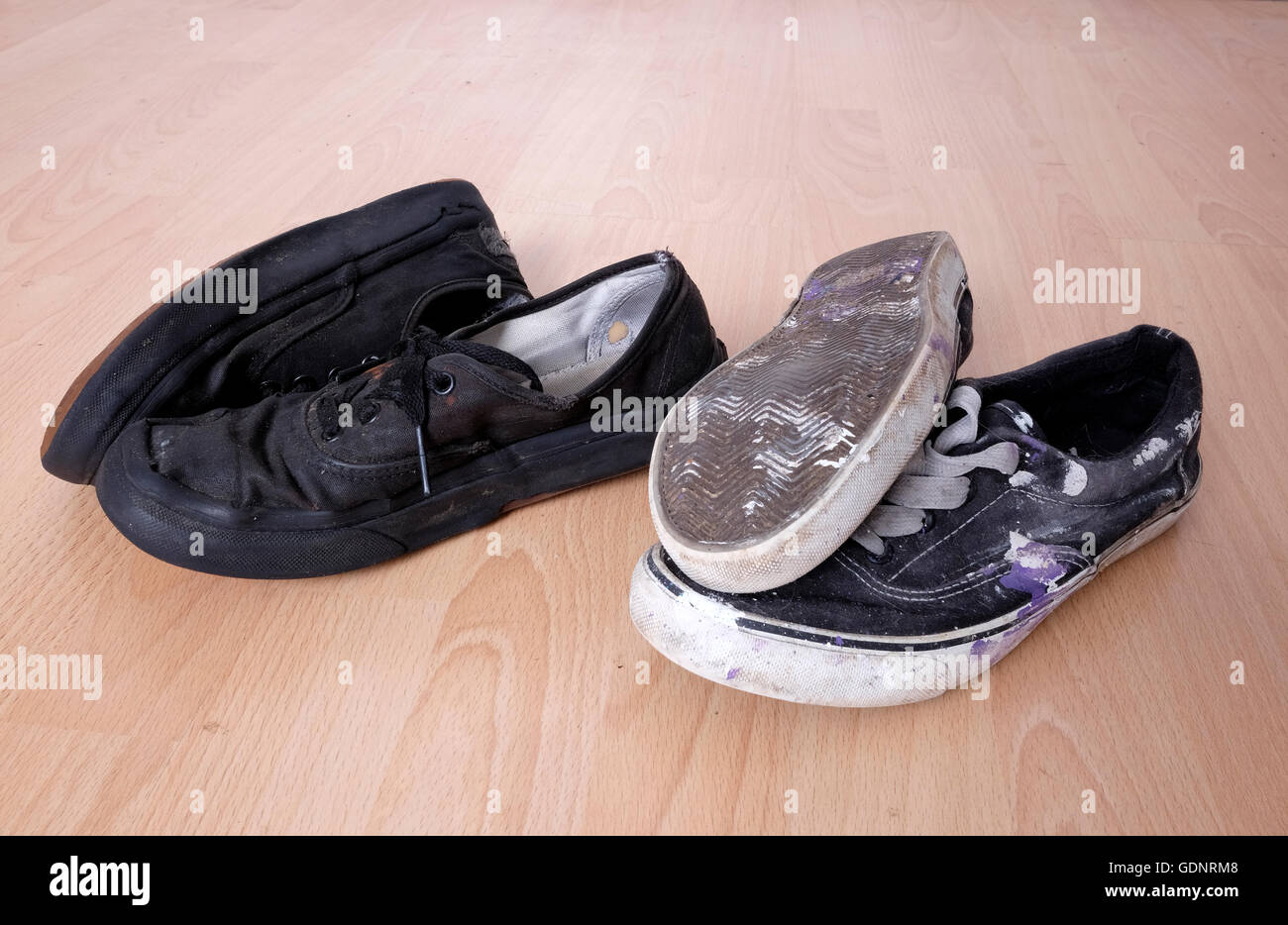 Due coppie di vecchi e usurati sneakers, una coppia utilizzata da una cameriera l'altra coppia da un arredatore o pittore. 3 Luglio 2016 Foto Stock