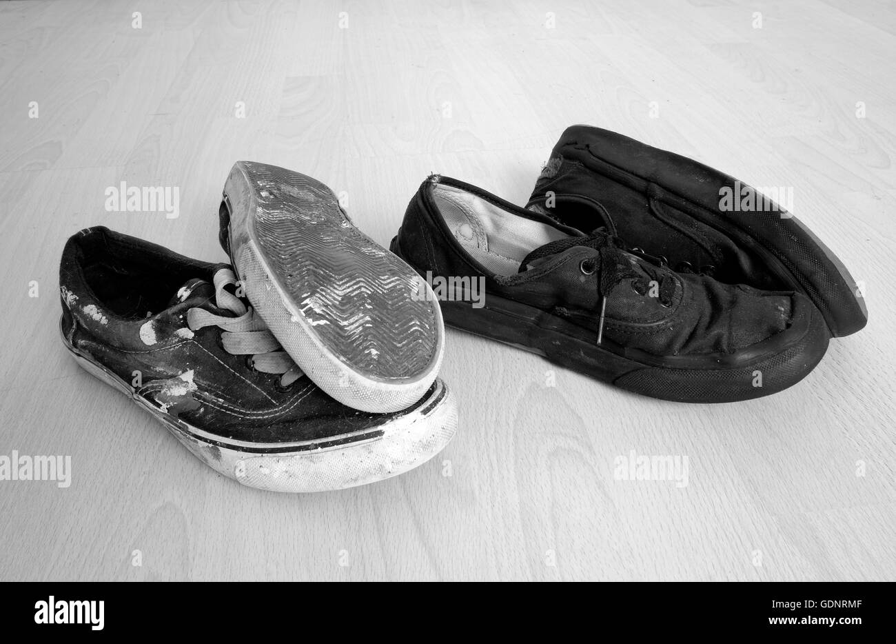 Due coppie di vecchi e usurati sneakers, una coppia utilizzata da una cameriera l'altra coppia da un arredatore o pittore. 3 Luglio 2016 Foto Stock