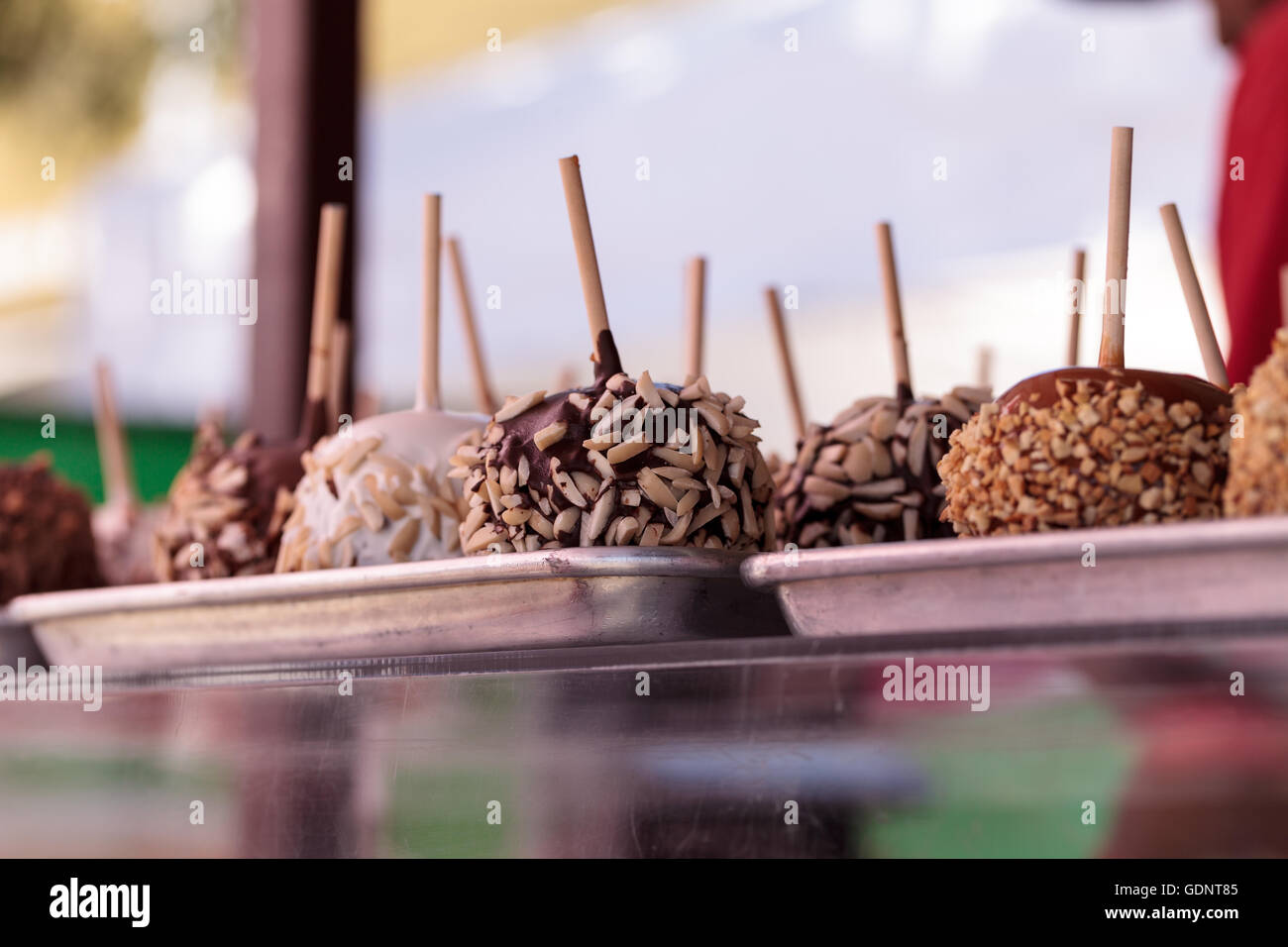 Caramella mele su bastoni con dadi su un contatore a un county fair ground in estate. Foto Stock
