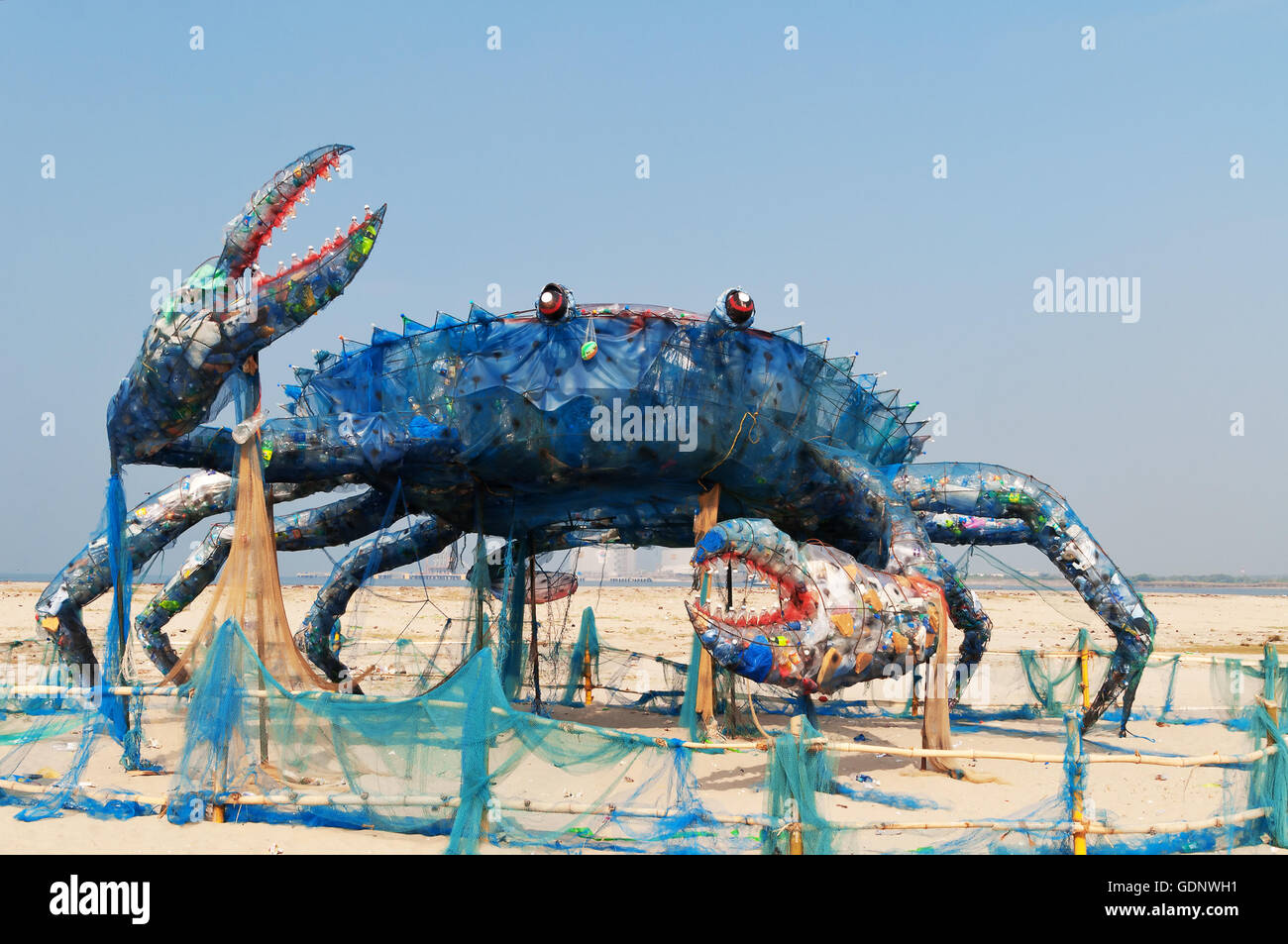 Il Mad granchi sulla spiaggia, un'installazione arte con rifiuti di plastica. Materie plastiche e simili non bi Foto Stock
