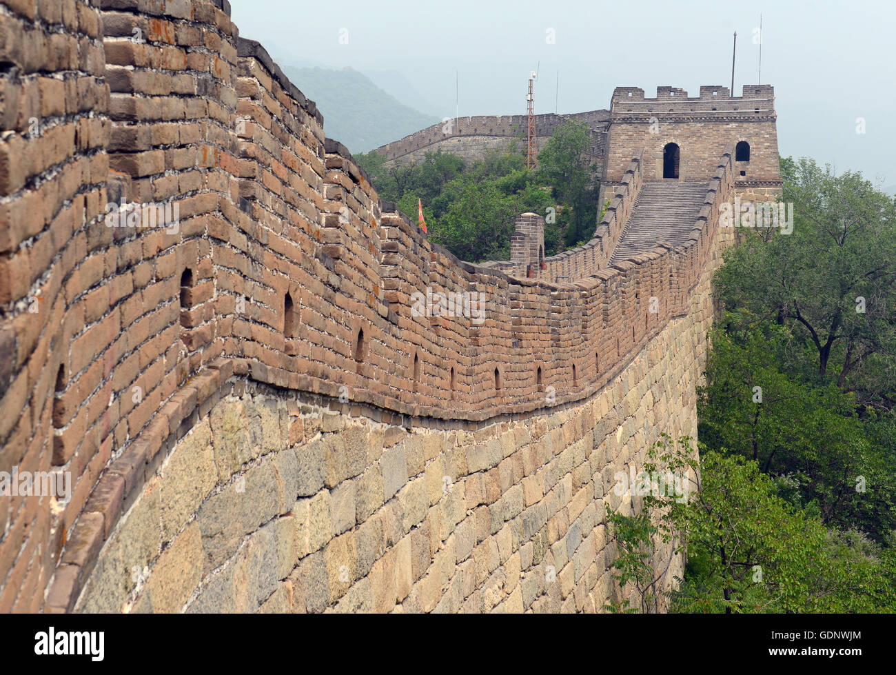 La Grande Muraglia della Cina in cima alle montagne della foresta, mostrando l'inquinamento atmosferico e lo smog, Cina Foto Stock