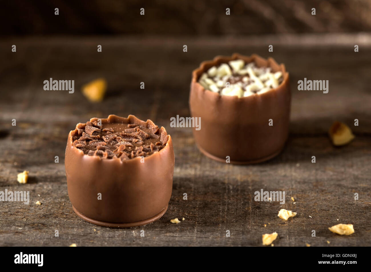 Due cioccolatini su uno sfondo di legno Foto Stock