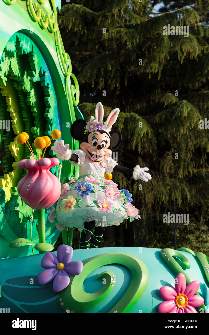 Minnie Mouse eseguire durante una parata attraverso Disneyland a Tokyo in Giappone Foto Stock