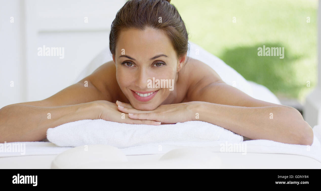 Donna sulla tabella con i capelli fino in un panino sorrisi Foto Stock Donna sulla tabella con i capelli fino in un panino sorrisi Foto Stock