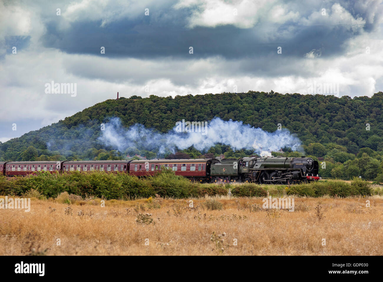 Il North Wales coast Express trainati da BR Britannia classe 7MT 4-6-0 n. 70013 Oliver Cromwell lasciando Frodsham con Frodsham Hil Foto Stock