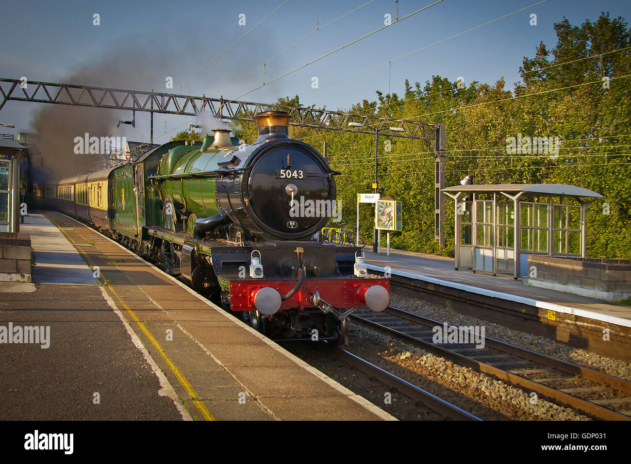 Castello di GWR classe 4-6-0 n. 5043 Earl di Mount Edgcumbe tira il biglietto per corsa speciale di vapore tour passando attraverso Mossley Hill Foto Stock