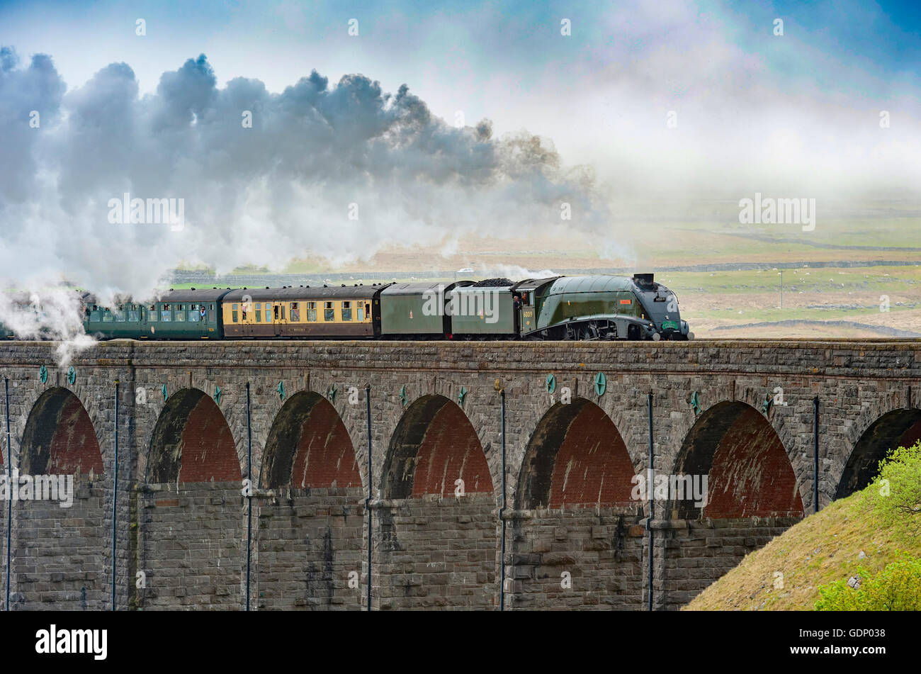 Motore a vapore locomotiva loco tarabuso sul viadotto Ribblehead. su il Settle Carlisle railway. SCR. Pacific A4 Foto Stock