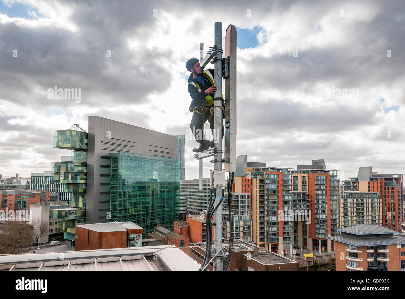 Engineering su un telefono mobile telecommunications mast nel centro di Manchester. cellulare cellulare network Foto Stock