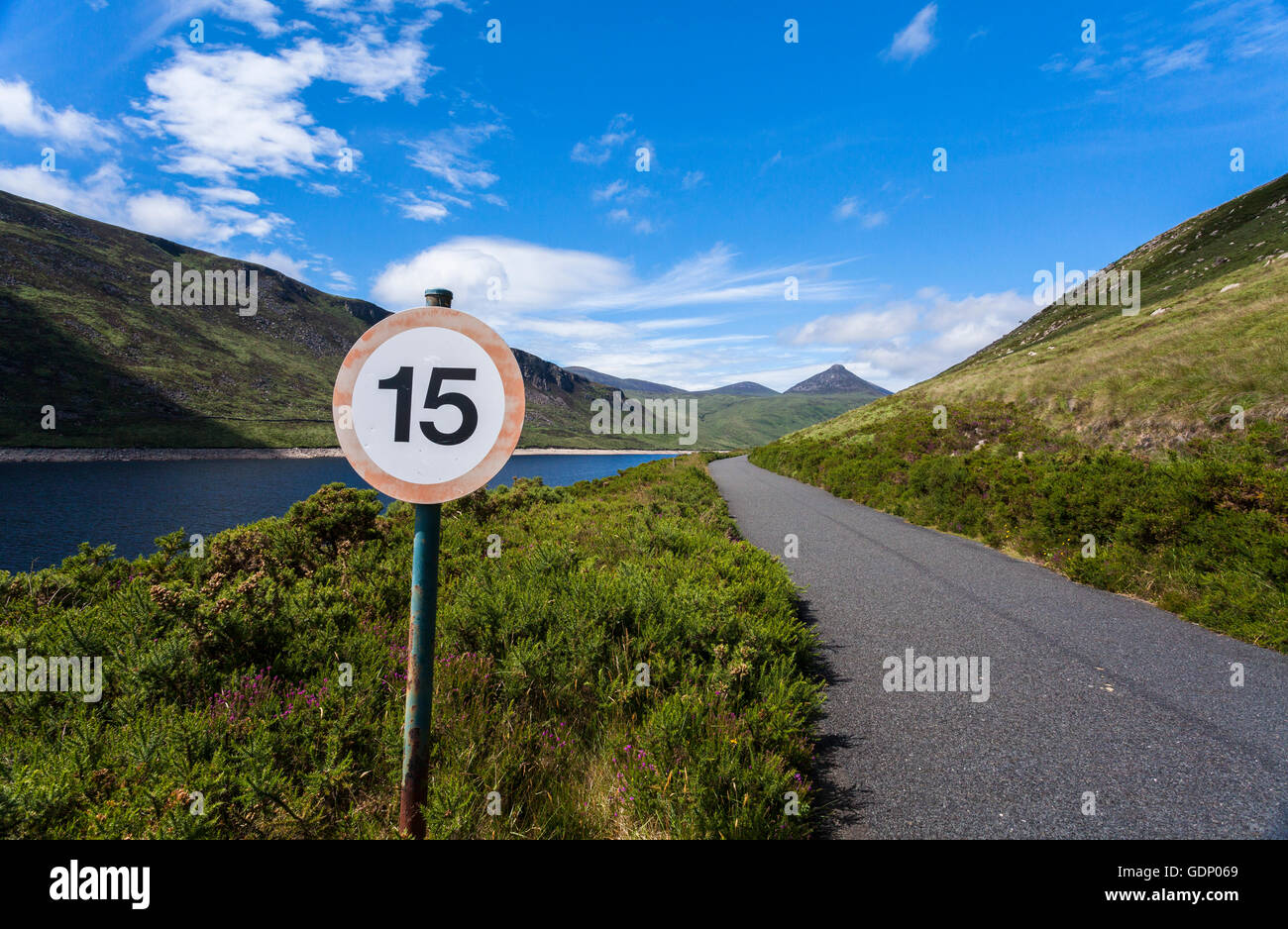 Segnale di limite di velocità, 15 mph sul sentiero adiacente alla Valle silenziosa serbatoio, Mourne Mountains, Down, Irlanda del Nord Foto Stock