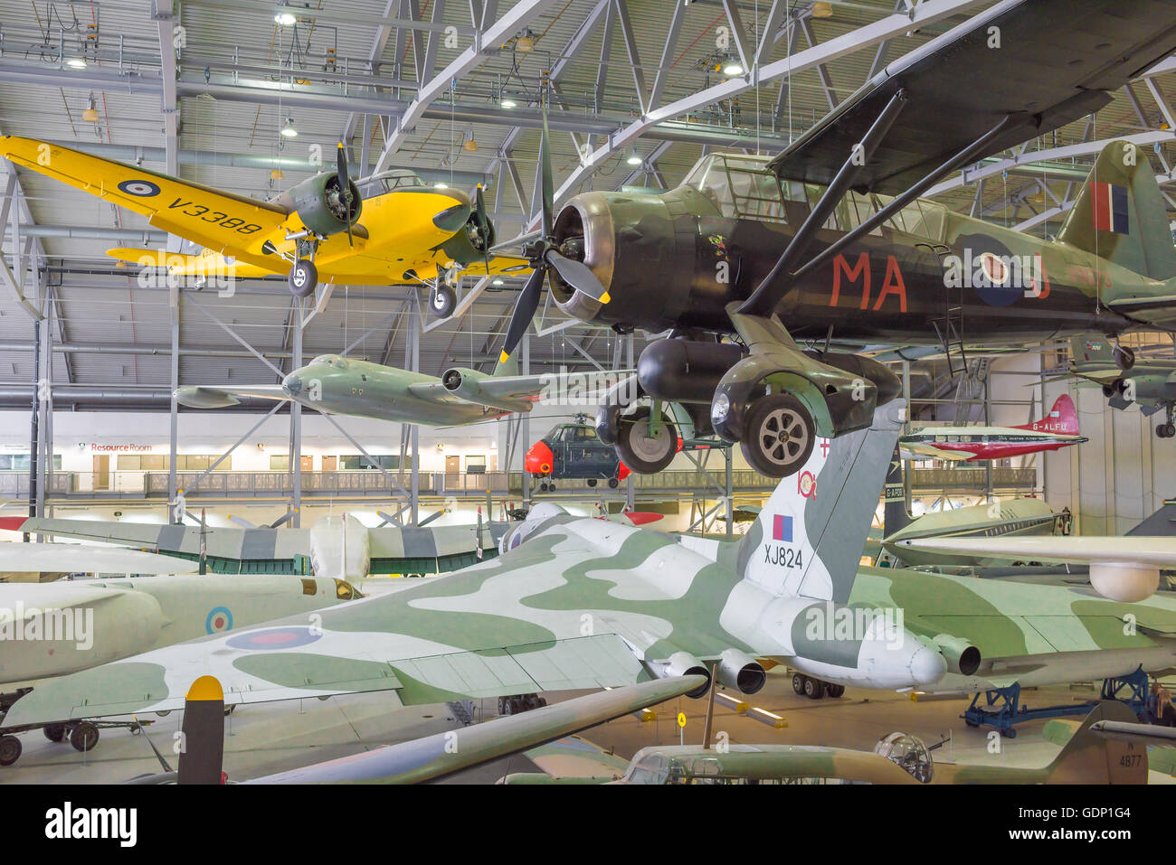 Vintage aeromobile sul display in un hangar a Duxford museo di aeromobili in Cambridgeshire, Inghilterra. Foto Stock