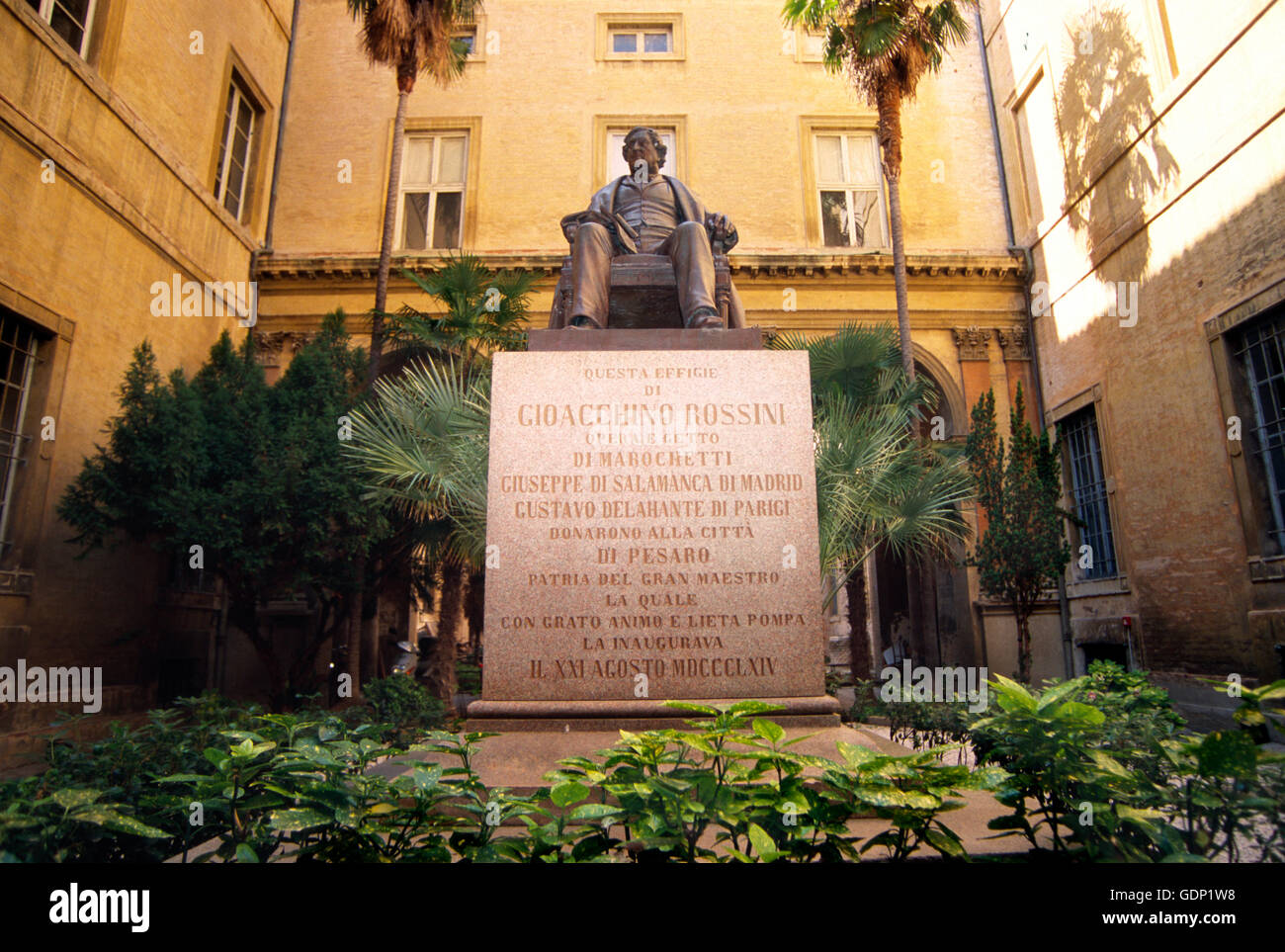 L'Italia, Marche, Pesaro, statua di Gioacchino Antonio Rossini da Carlo Marochetti, nel cortile del Conservatorio di Musica Foto Stock