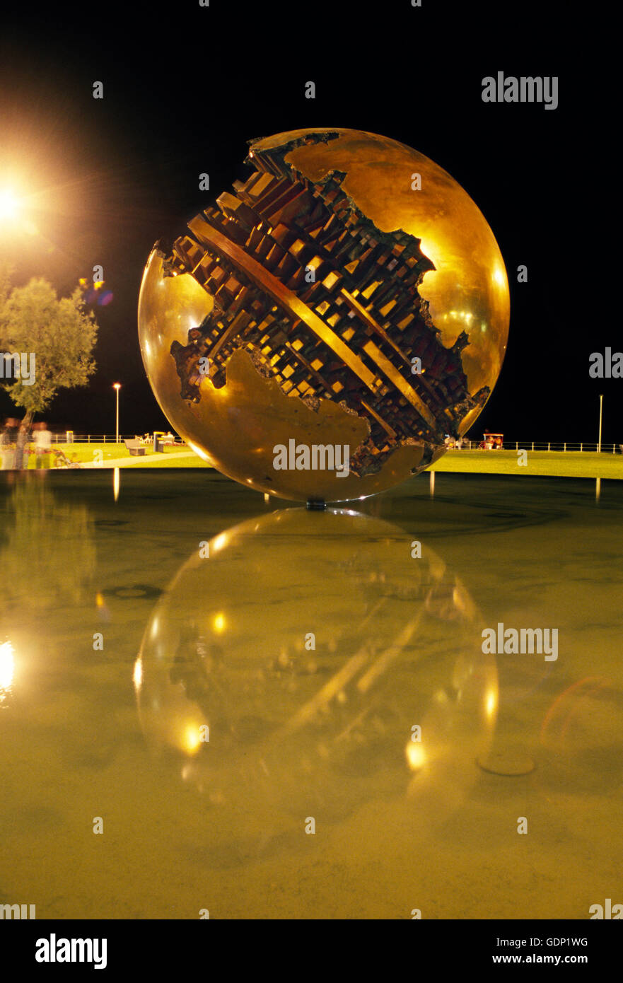 L'Italia, Marche, Pesaro, Piazzale della Liberta, il grande globo. scultura  di Arnaldo Pomodoro Foto stock - Alamy