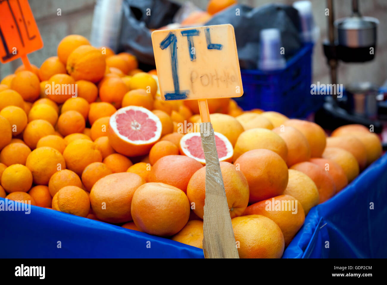Succo di arancia sul mercato turco Foto Stock
