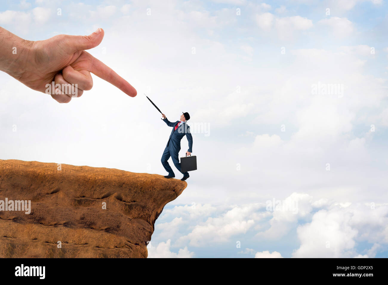 Sfida aziendale concetto imprenditore spinto al bordo di una scogliera Foto Stock