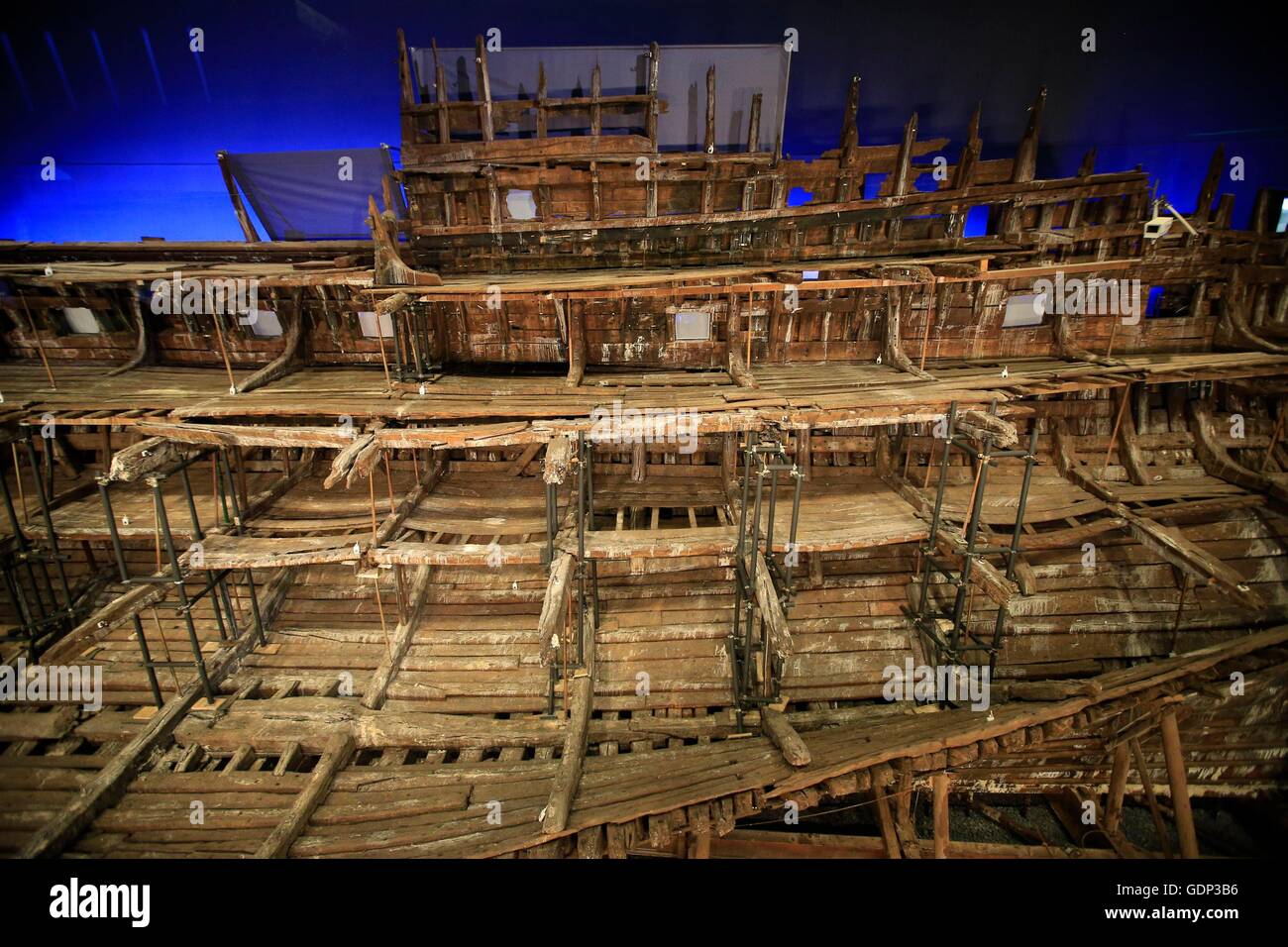 I resti di Henry VIII preferiti della nave la Mary rose sono svelato durante una anteprima stampa esattamente 471 anni dal suo naufragio e dopo 34 anni di conservazione a Portsmouth Historic Dockyard, HM Base Navale di Portsmouth. Foto Stock