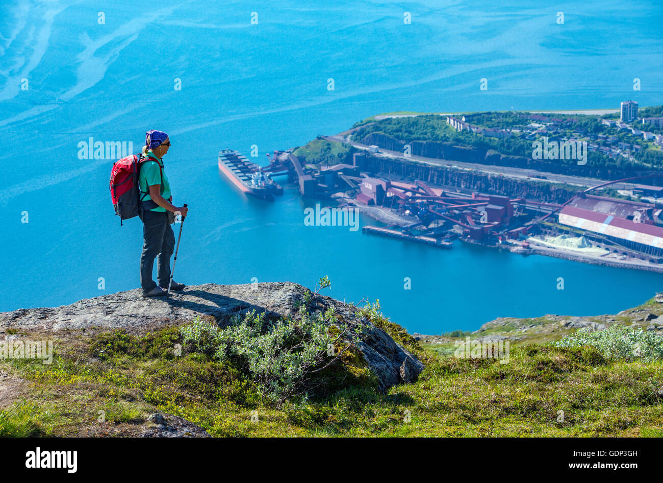 Femmina solitaria walker sopra Ofotfjord, Narvik, Norvegia Foto Stock