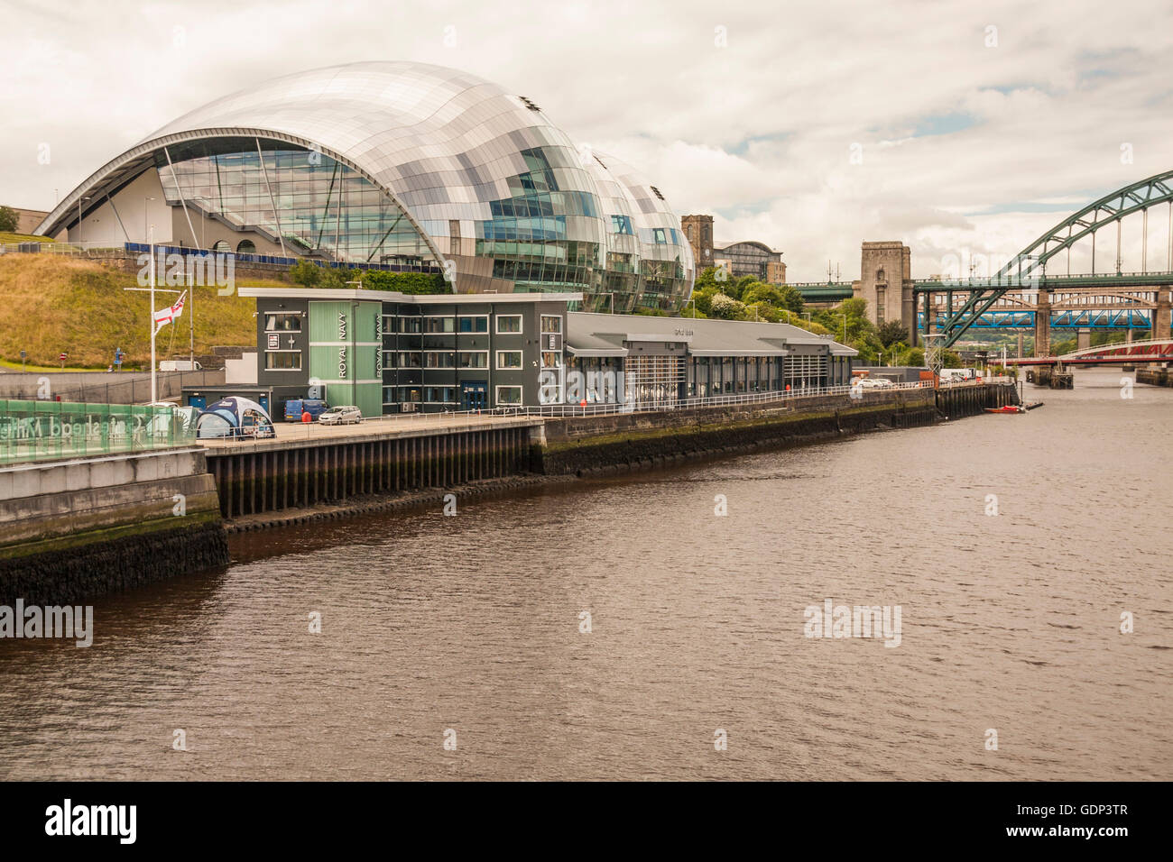 Una vista del Molo a Gateshead e Newcastle con la salvia e Tyne Bridge Foto Stock