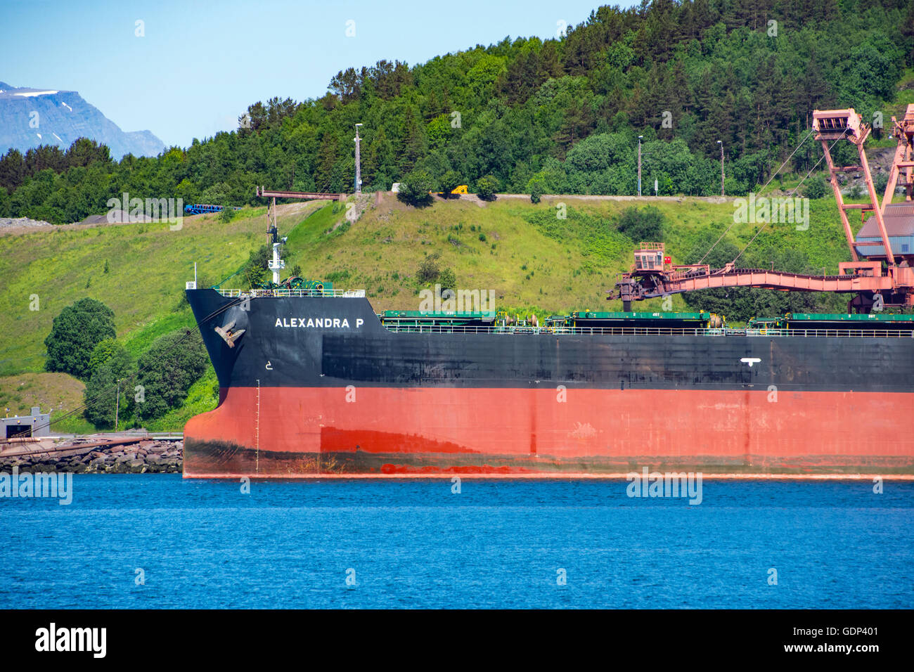 Dettaglio di prua di Alexandra P bulk carrier di minerale, ormeggiata presso LKAB jetty, Narvik, Arctic Norvegia Foto Stock