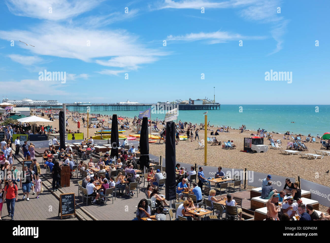 Una vista della spiaggia di Brighton sulla costa sud dell'Inghilterra. Foto Stock