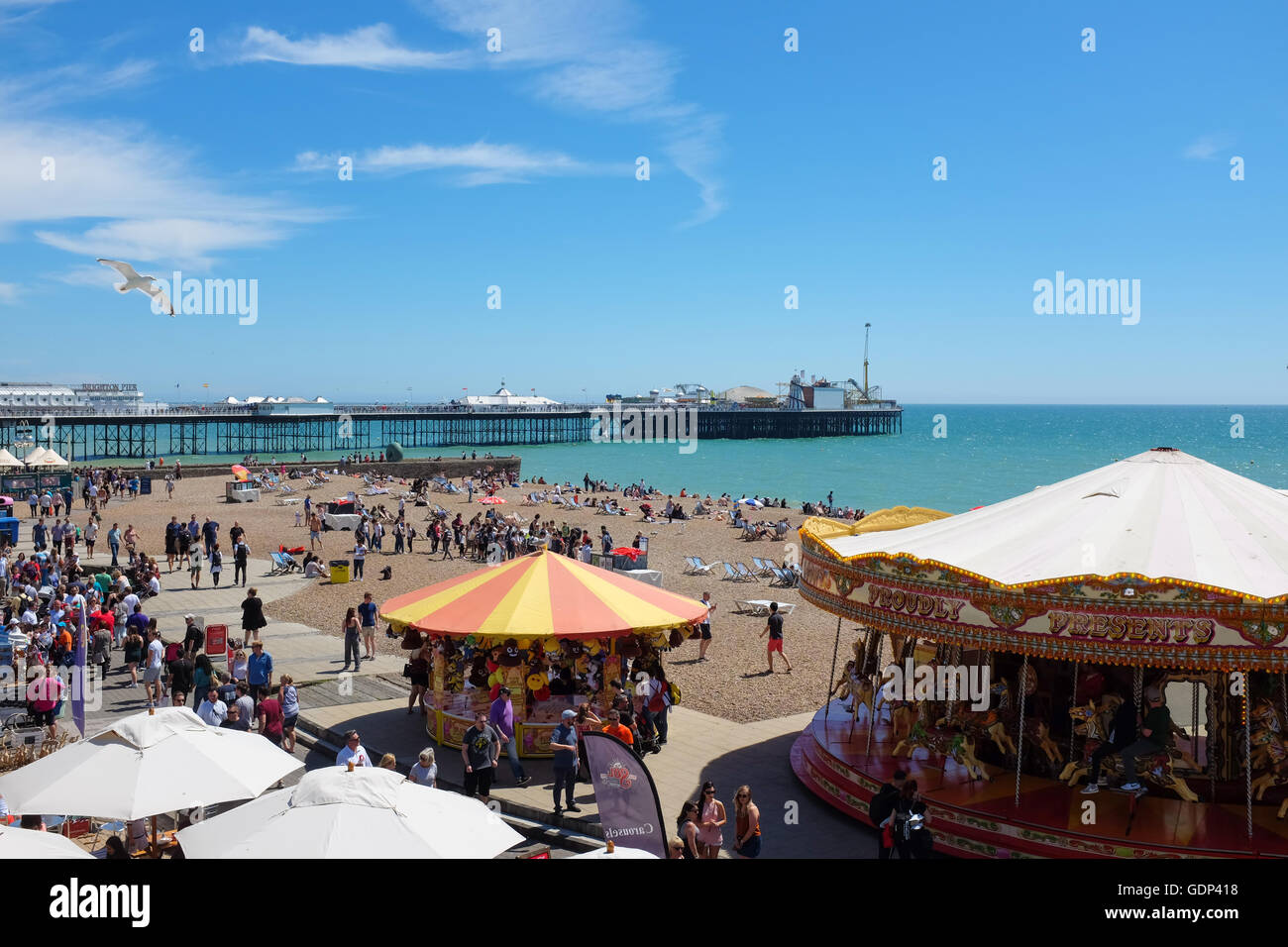 Una vista della spiaggia di Brighton sulla costa sud dell'Inghilterra. Foto Stock