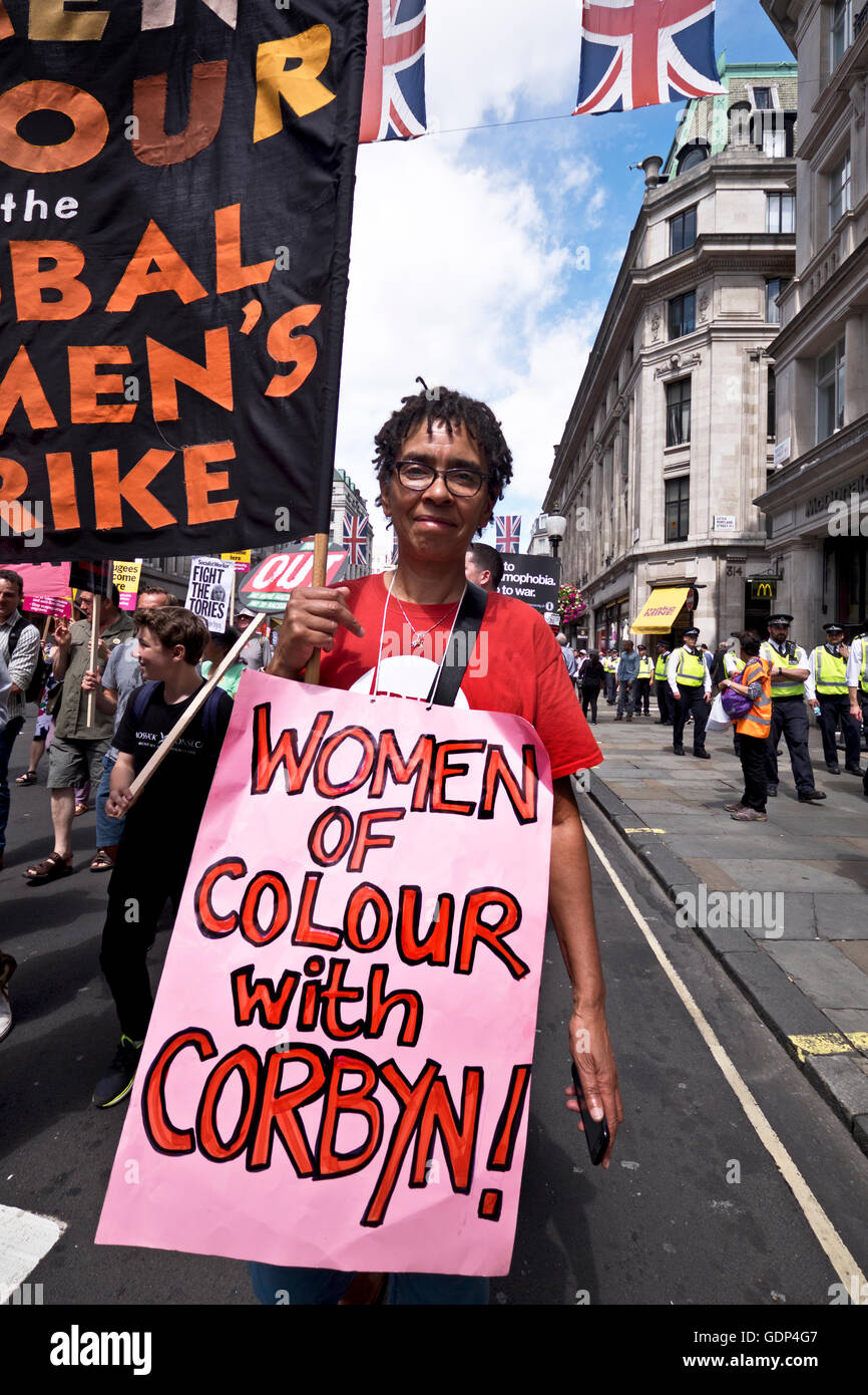 Donne di colore pro Jeremy Corbyn protesta Rally e marzo attraverso il centro di Londra contro il razzismo e la Tory misure di austerità Foto Stock