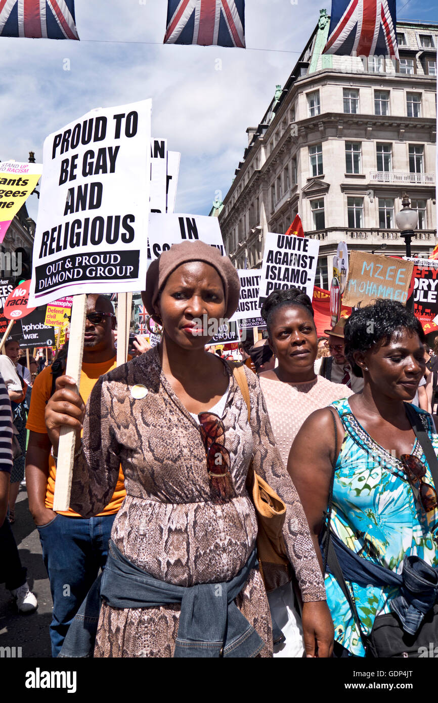 Gay-Out & fieri Diamond gruppo donne dai gruppi LGBT protesta al Rally e marzo attraverso il centro di Londra contro il razzismo e la Tory Foto Stock