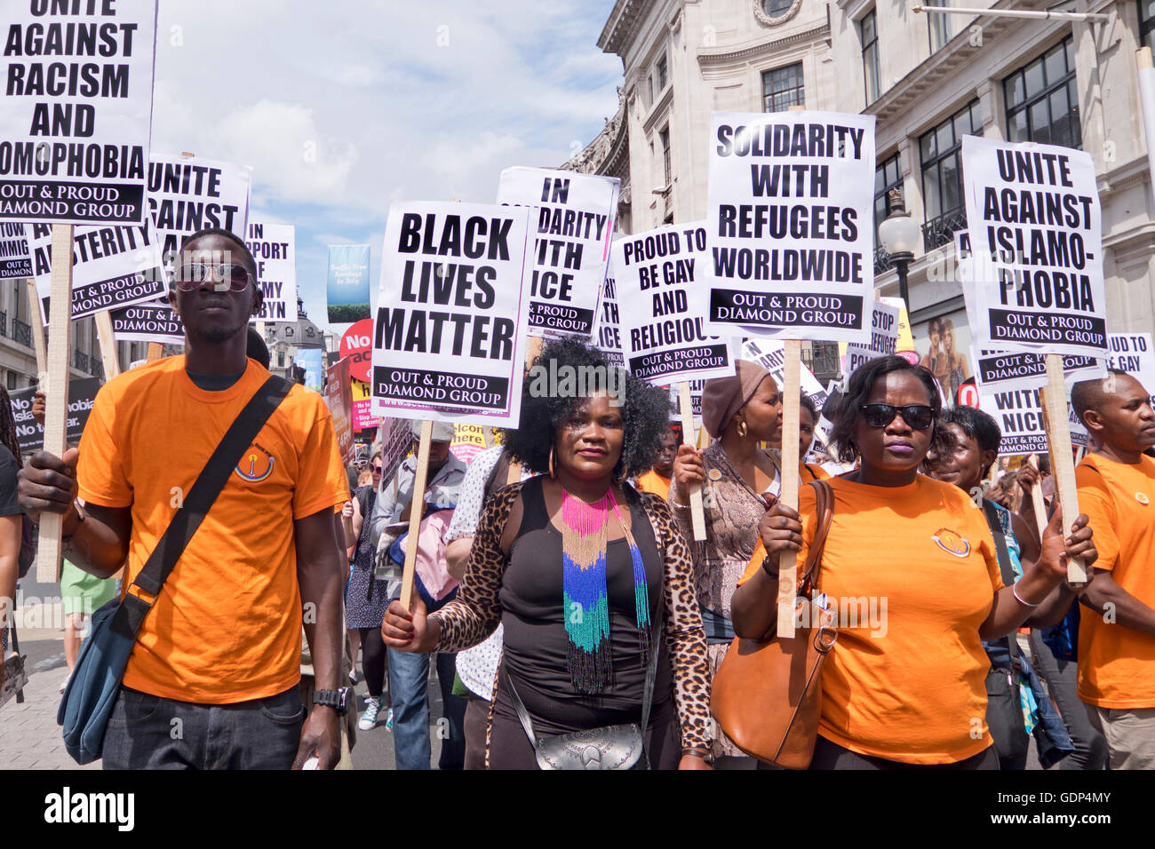Gay-Out & fieri Diamond gruppo donne dai gruppi LGBT protesta al Rally e marzo attraverso il centro di Londra contro il razzismo e la Tory Foto Stock