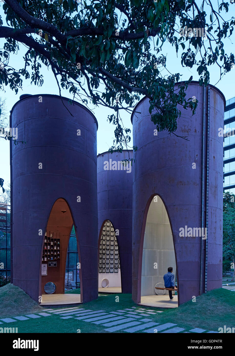 Vista del tramonto di convertire silo industriali. Immaginate di Studio presso gli alberi, Mumbai, India. Architetto: Studio Lotus, 2016. Foto Stock
