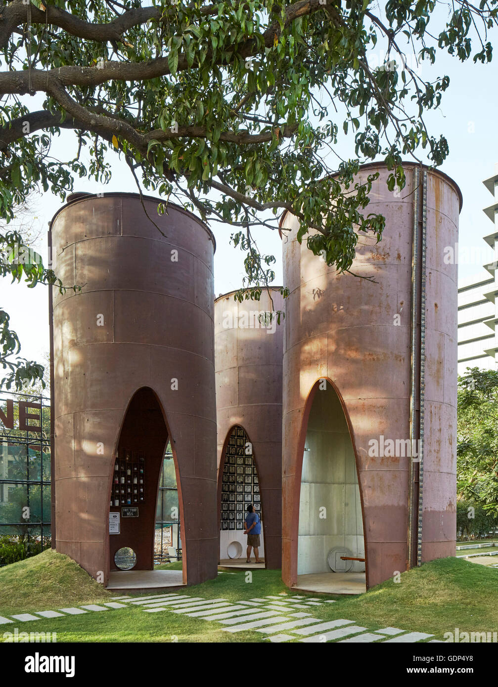 Convertito silo di storage. Immaginate di Studio presso gli alberi, Mumbai, India. Architetto: Studio Lotus, 2016. Foto Stock