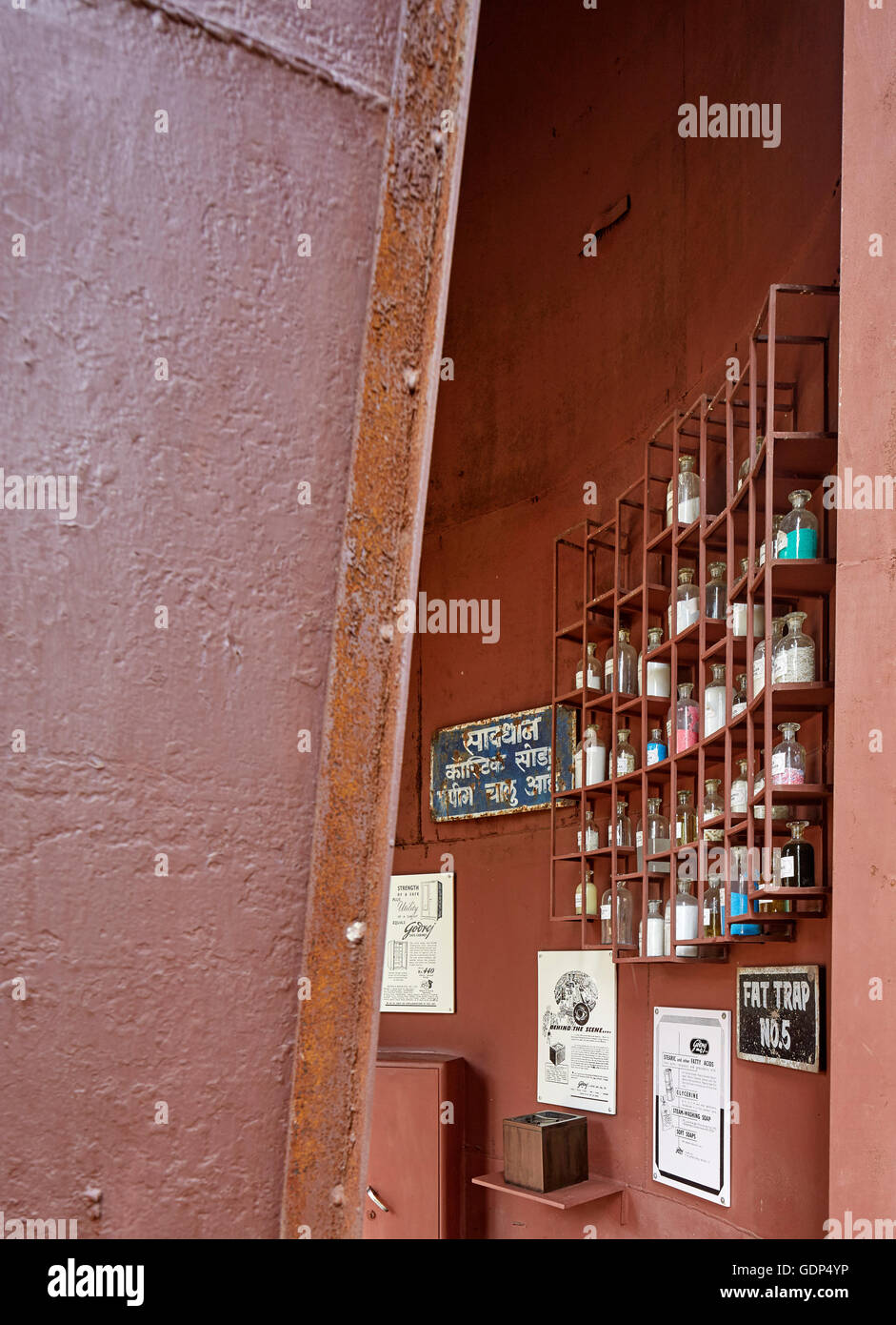 Convertito silo di storage. Immaginate di Studio presso gli alberi, Mumbai, India. Architetto: Studio Lotus, 2016. Foto Stock