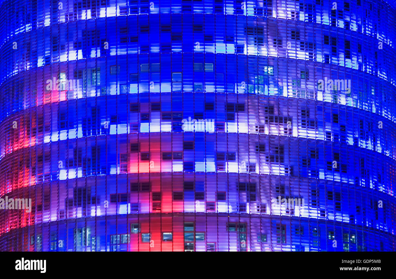 Barcellona: Dettaglio di Glòries tower, ex Torre Agbar (142 m. ) Da Jean Nouvel, come visto da de les Glòries square Foto Stock