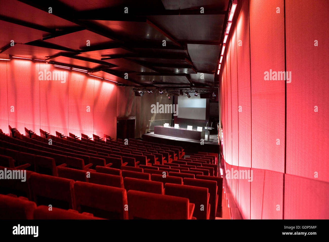 Auditorium di Glòries tower, ex Torre Agbar (142 m. ) Da Jean Nouvel, Barcellona, Spagna Foto Stock