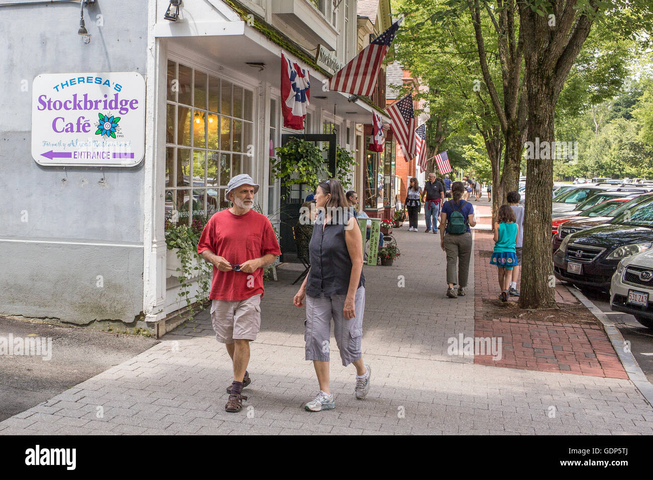 La gente camminare sulla strada principale a Stockbridge, MA Foto Stock