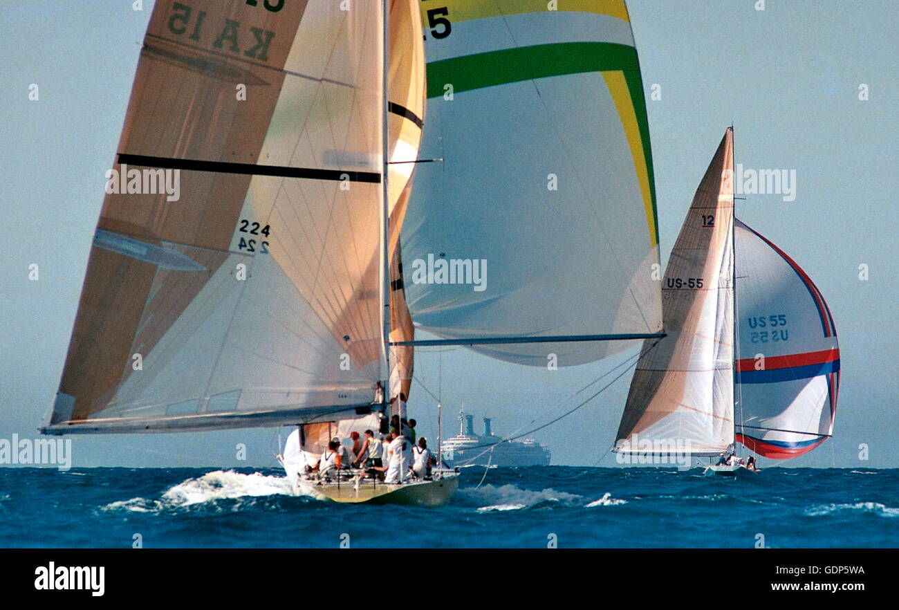 AJAXNETPHOTO. 2ND FEB 1987. FREMANTLE, Australia occidentale - AMERICA'S CUP - finali - AUSTRALIAN DEFENDER KOOKABURRA III sentieri Stars & Stripes USA. Foto:l'AJAX NEWS & servizio in funzione REF:AMCUP86 81403 20 2 Foto Stock