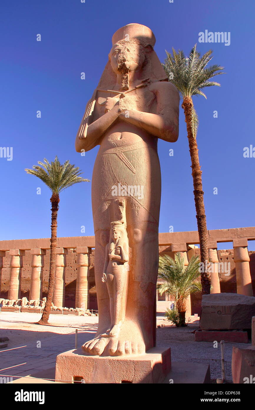 Statua di Bant Anta e Ramses II al tempio di Karnak Luxor Egitto Foto Stock
