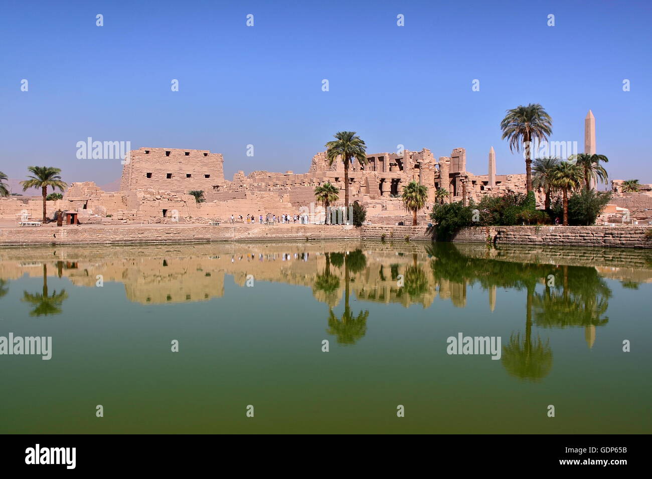 Riflessioni sul lago sacro al tempio di Karnak Luxor Egitto Foto Stock