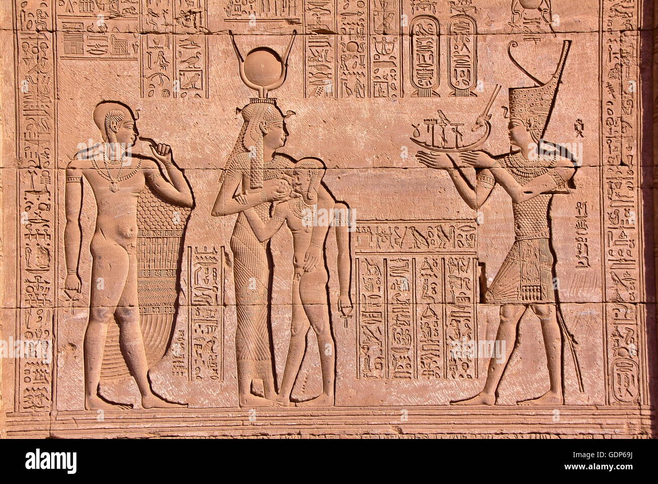 Geroglifici a Dendera tempio dedicato alla dea Hathor, Egitto Foto Stock