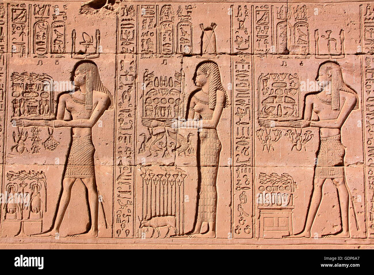 Geroglifici a Dendera tempio dedicato alla dea Hathor, Egitto Foto Stock