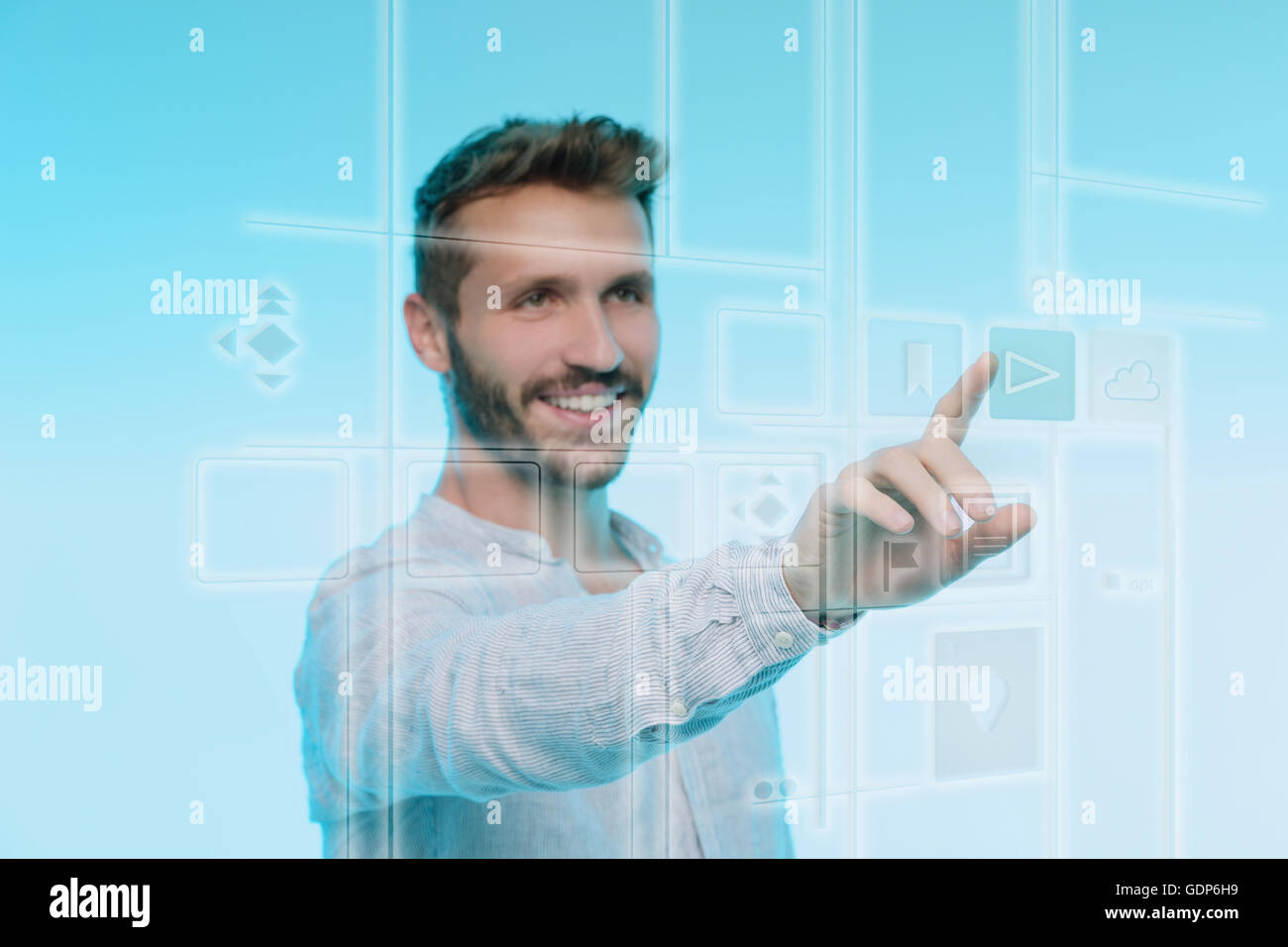 Uomo di toccare Riproduci icona sulla schermata grafica Foto Stock