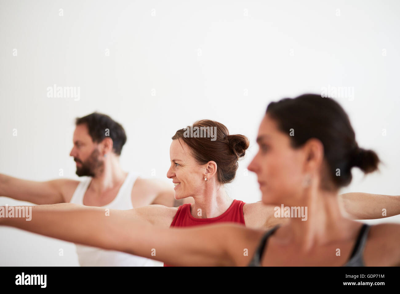 Persone in esercizio i bracci di studio aperto in posizione di yoga Foto Stock