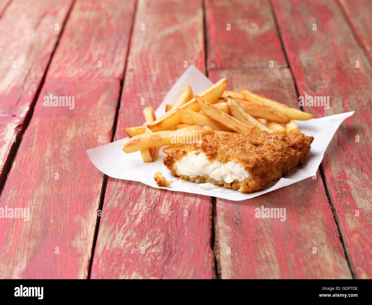 Cibo, pesce fritto merluzzo e patatine sul rustico rosso legno verniciato Foto Stock