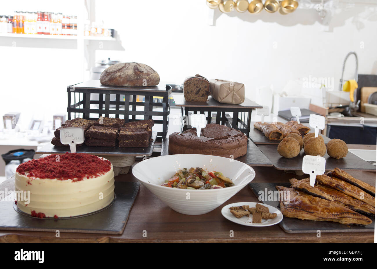 Varietà di torte, dolci e pane sul contatore cafe Foto Stock