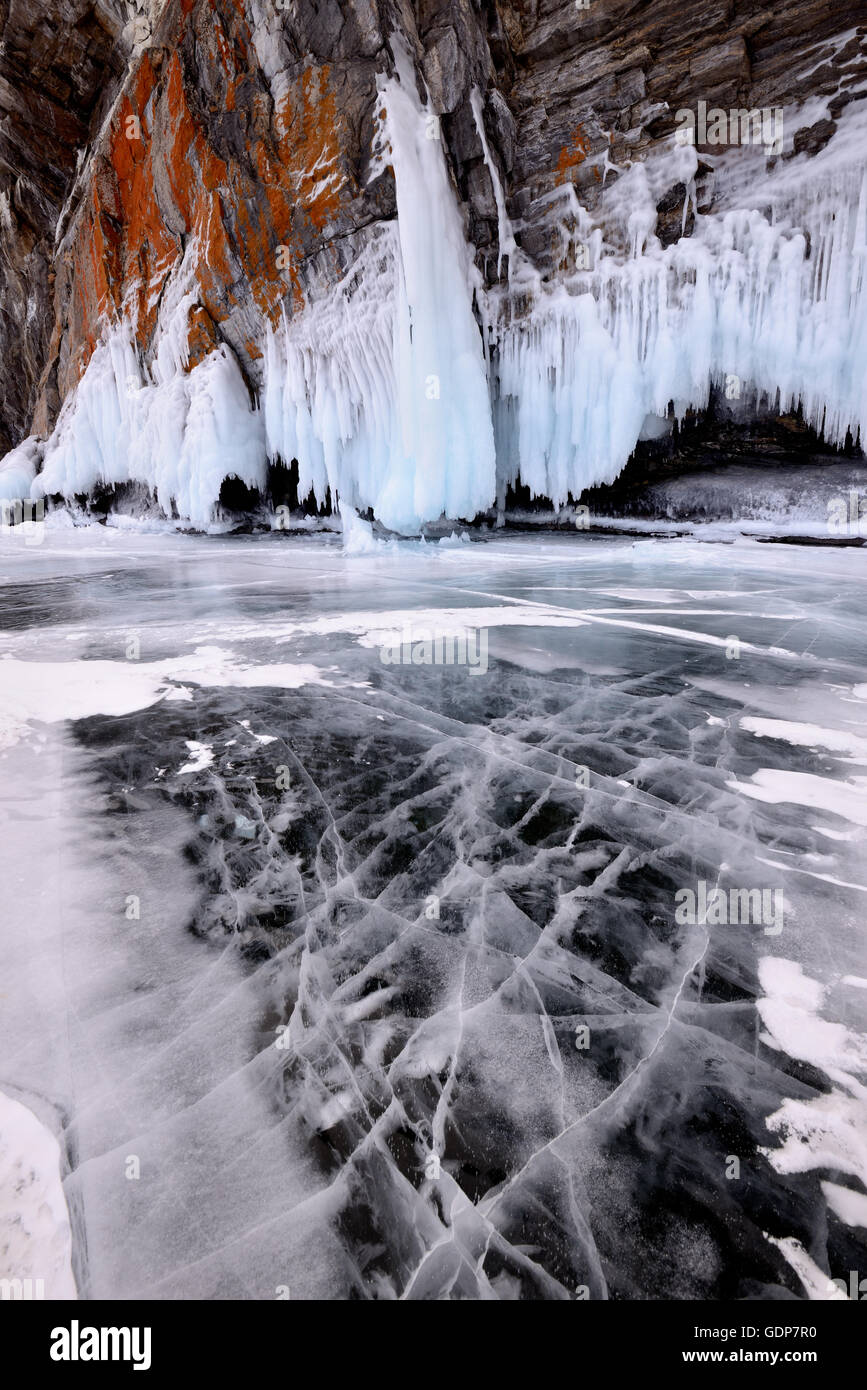 Rockface dell isola Ogoy congelato sul Lago Baikal, isola di Olkhon, Siberia, Russia Foto Stock
