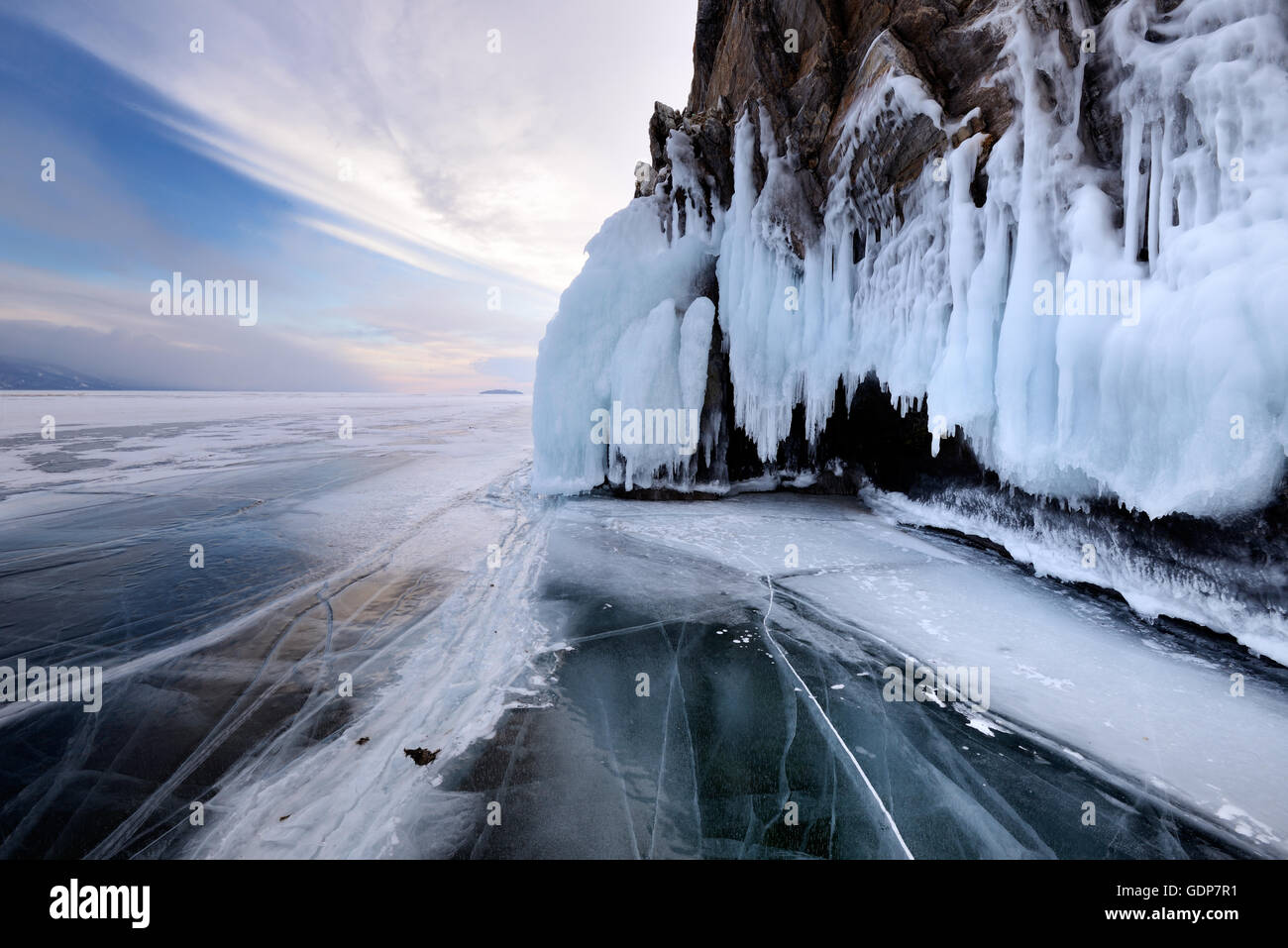 Rockface dell isola Ogoy congelato sul Lago Baikal, isola di Olkhon, Siberia, Russia Foto Stock