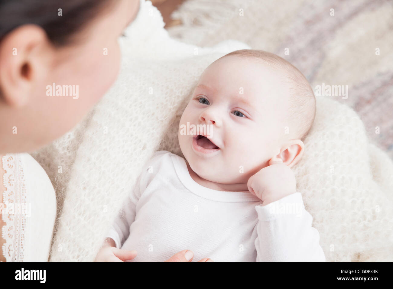 Madre guardando il bambino faccia a faccia Foto Stock