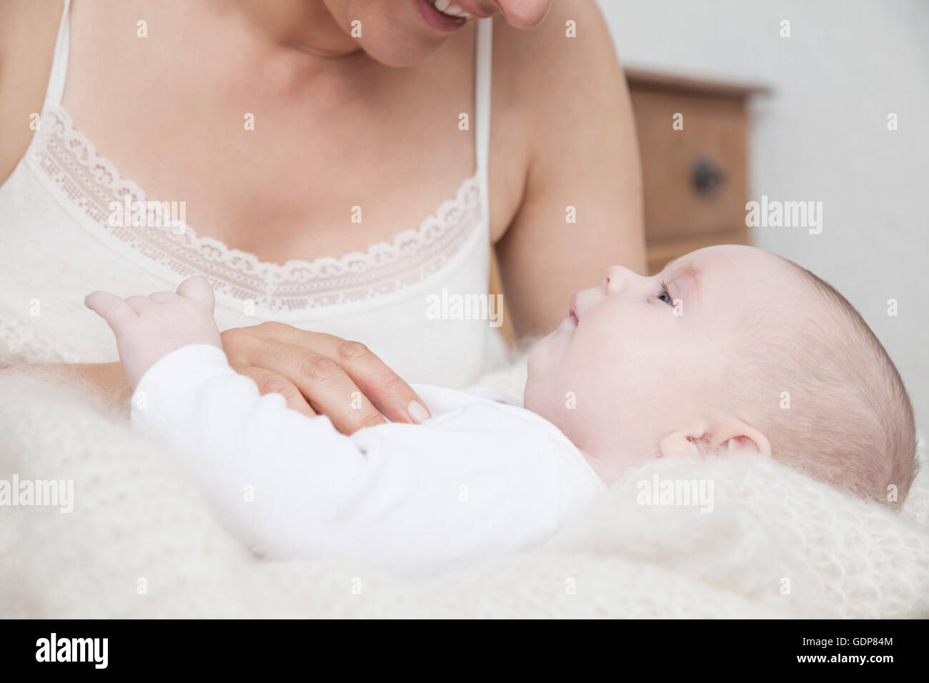 Madre guardando il bambino faccia a faccia Foto Stock