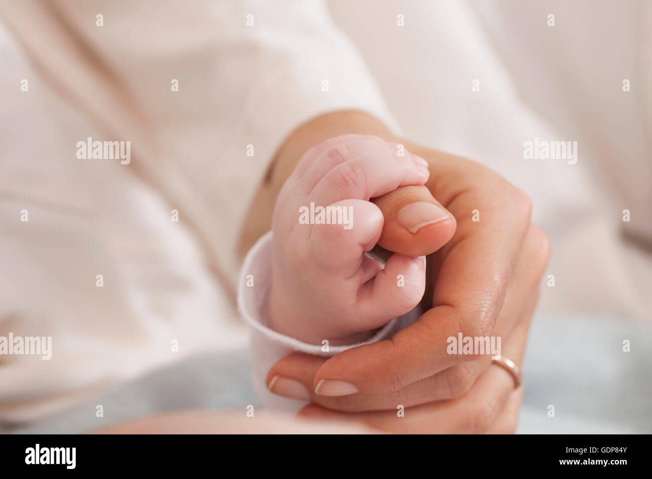 Azienda madre del bambino in mano, close-up Foto Stock