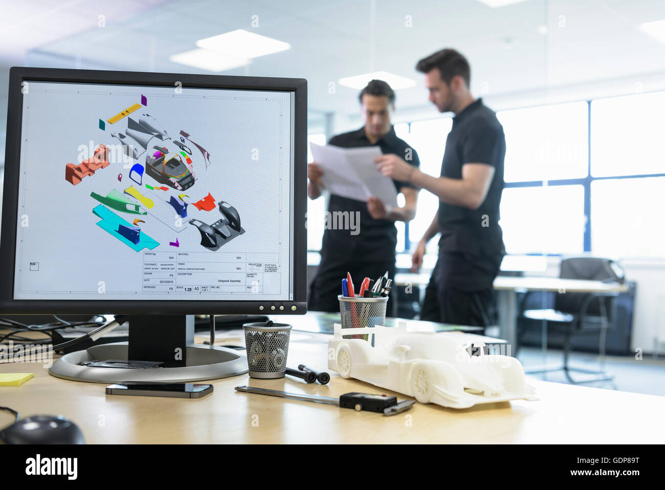 Ingegneri lavorano con progettazione CAD immagini in auto racing factory Foto Stock